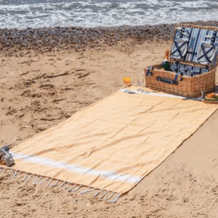 fouta de plage jaune lors d'un pique nique