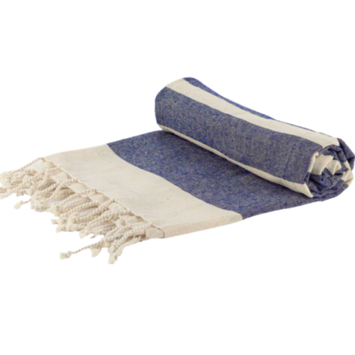 fouta bleu marine roulée et bien présentée