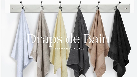 Draps de bain de plusieurs couleurs suspendus sur un porte manteau